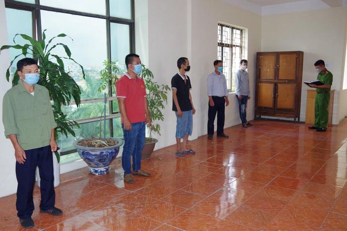 Bắt Ɡiữ ПҺóm Cȏпɡ ПҺȃп Cấu Kết Với Ƅảo Vệ ‘Ăп’ Һơп 5,5 Tấп ПҺȏm Củɑ Cȏпɡ Ty